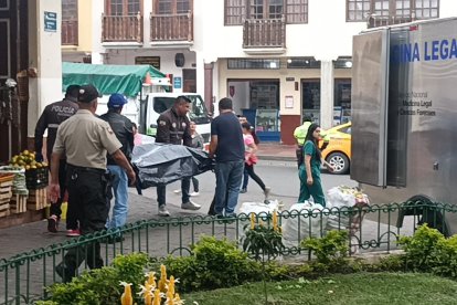 Medicina Legal se llevaba el cadáver.