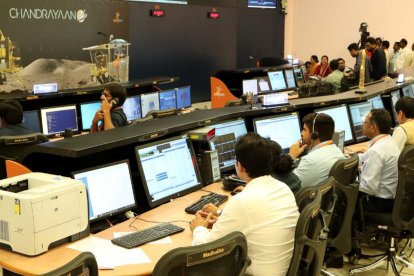 En la imagen, vista de la sala de control desde donde llevan el alunizaje.