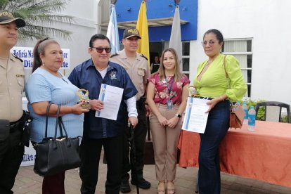 Fuera de la UPC se hizo una ceremonia de reconocimiento a los ciudadanos que apoyaron en la readecuación del sitio.