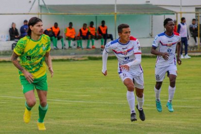 El delantero argentino Ismael Blanco (i) aporta con su experiencia al Deportivo Saquisilí.