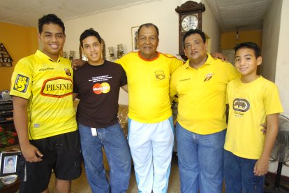 Vicente Lecaro en familia, siempre con la amarilla.