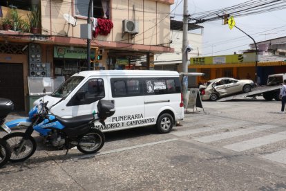 Uno de los vehículos involucrados era de una funeraria, y transportaba un cadáver.
