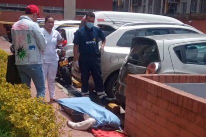 El cuerpo de la mujer que se lanzó desde el séptimo piso en Colombia( Twitter )