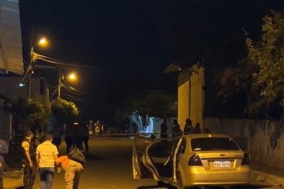 Esposos que se movilizaban en un carro gris fueron atacados por encapuchados. Él murió.