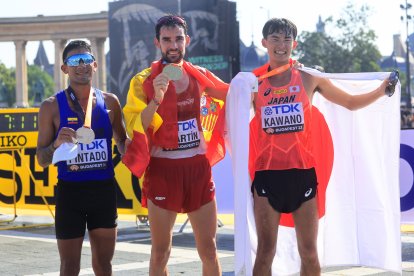 Daniel Pintado (i) con su medalla de plata de la prueba de 35 kilómetros marcha que tuvo al español Álvaro Martín (c) como ganador.