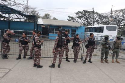 Policía y Fuerzas Armadas intervienen los centros carcelarios