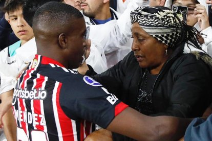 El volante ecuatoriano Jhegson Méndez recibió la bendición de su madre, quien se encontraba en el estadio Casa Blanca de Quito.