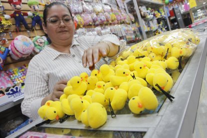 Importadora. María del Carmen Bohórquez, gerenta de la importadora J&D, atiende a una cliente.

Agencia (Ag-extra)