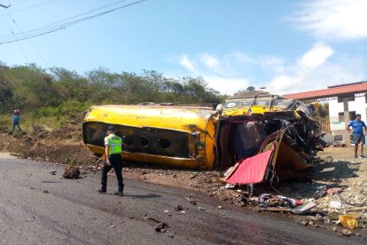 El tanquero implicado en el accidente, en la vía Piñas-Portovelo.