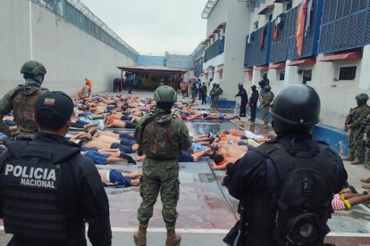 Los reos fueron sacados al patio mientras los uniformados revisaban los pabellones.