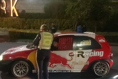 Los ciudadanos que participan  en estas competencias ilegales tunean sus vehículos para que corran.