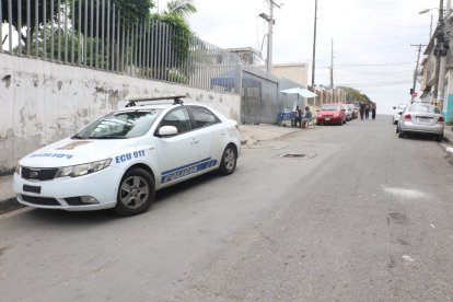 Hombre fue baleado en el exterior de un centro de salud en Durán.