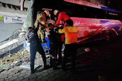 Un accidente en Alóag dejó dos muertos y 17 heridos.