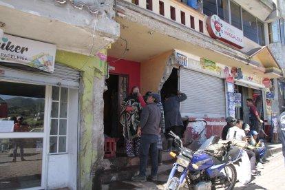 Los vecinos y familiares de Magdalena Toapanta la ayudaban a reparar los daños que dejó el accidente.