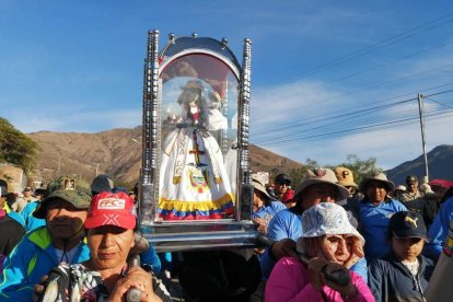 La sagrada imagen es llevada en hombros en un recorrido de 32 kilómetros desde Catamayo hasta Loja.