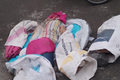 El cadáver fue encontrado junto a otros costales que contenían desechos. 2. Los moradores estaban alarmados luego del hallazgo.