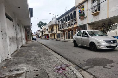 Los restos de sangre producto del ataque quedaron en la calzada.