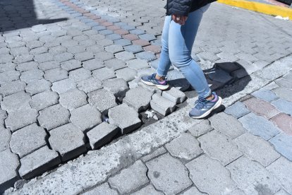 Esta calle fue intervenida hace un par de meses y los adoquines ya se salieron.