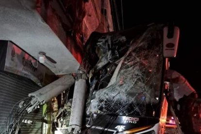 El conductor y una mujer que viajaba en la parte delantera murieron tras el impacto.