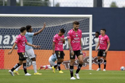 La decepción de los jugadores de Independiente del Valle tras caer en casa ante Universidad Católica por un penal en los minutos finales.