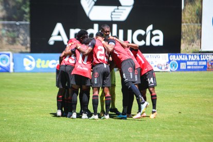 La celebración de los futbolistas de AV25 tras ganar la final única del ascenso de Pichincha.