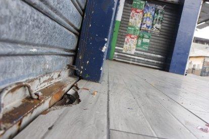 Sujetos colocaron un explosivo en un depósito de bebidas alcohólicas,