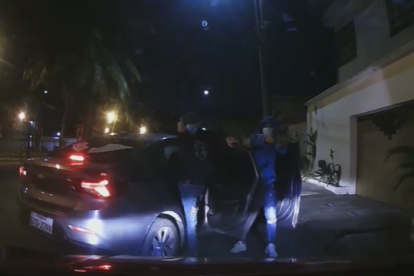 Los delincuentes dispararon contra los ocupantes del vehículo.