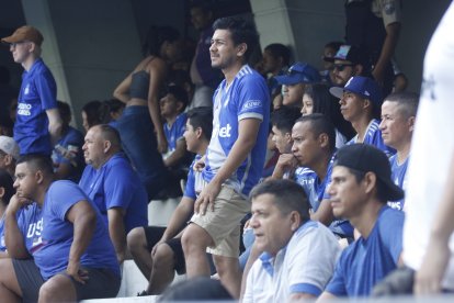 La hinchada de Emelec no sabe que hacer con su equipo.