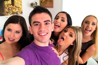 Jordi El Niño Polla con varias mujeres.
