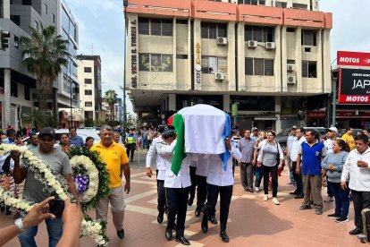 Carlos Falquez fue llevado al camposanto Parque de la Paz, en Machala, donde era velado en intimidad.