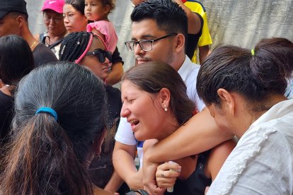 Tíos, primos y hermanas de la gendarme lloraron en su entierro. Nadie podía creer lo sucedido. Al parecer, la pareja fallecida se llevaba bien.
