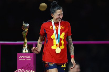Jenni Hermoso con el trofeo de campeonas del mundo que ganó con España.