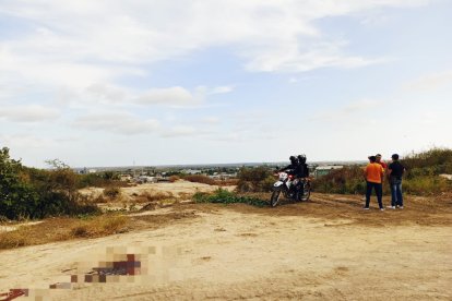 Un charco de sangre quedó luego del asesinato.