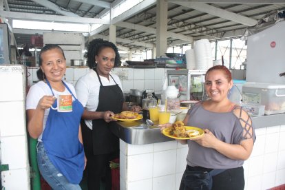 Doña Marcia y ‘las chicas del pan’, Angélica (centro) y Ericka (derecha).