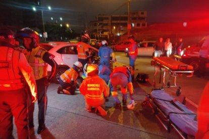 Bomberos y agentes de tránsito asistieron la emergencia
