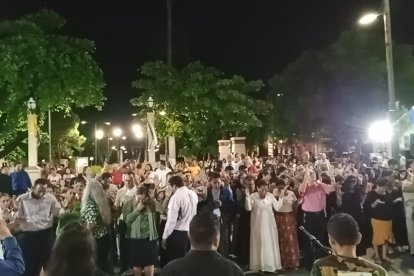 La noche del pasado 25 de agosto se desarrolló un clamor con adoración en los exteriores del Municipio. Oraron para que acabe la inseguridad.