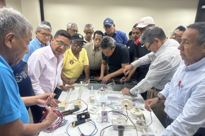 Los alumnos realizan los ajustes en los tableros con sus proyectos, como parte de las prácticas que realizan.