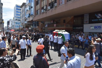 En la avenida 25 de Junio se realizó una calle de honor para que pase el cuerpo de Carlos Falquez.