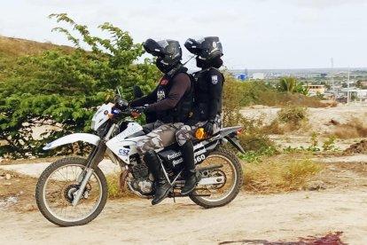 Agentes acudieron hasta la escena del crimen para iniciar las investigaciones.