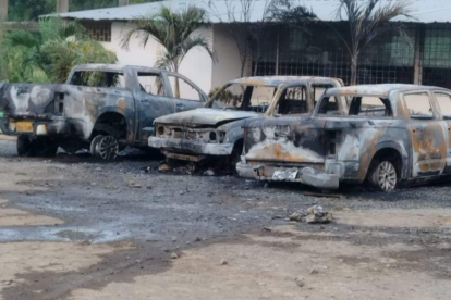 La explosión del artefacto dejó varios vehículos afectados.