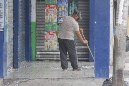 Delincuentes volvieron a atentar contra una tienda, esta vez fue con una molotov.