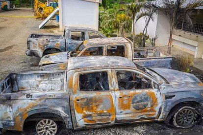 Tres vehículos de la Prefectura quedaron totalmente destruidos y otros cuatro sufrieron varios daños menores.