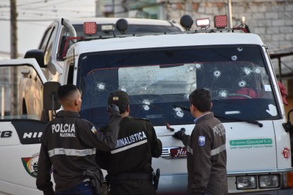 La grúa en que movilizaban el vehículo reportado como robado quedó lleno de agujeros por las balas.