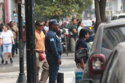 Aquiles Álvarez cuestionó también que algunos agentes se la pasan “caminando, chateando y comiendo tripita”.