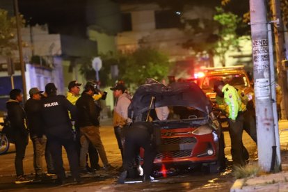 Un vehículo explotó en el sector de La Mariscal.