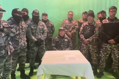 En la grabación de dos minutos aparecen un grupo de policías y guías penitenciarios.