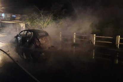 Uno de los autos consumidos por el fuego.