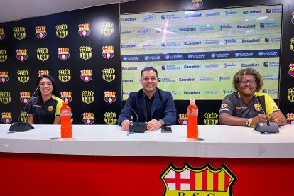 El equipo amarillo, Madelen Riera la goleadora, Carlos Alfaro Moreno el presidente y Wendy Villón entrenadora.