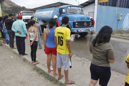Residentes de distintas cooperativas fueron a pedir que los tanqueros acudan a sus barrios, pues ya se estaban quedando sin el líquido vital.