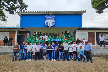 Un grupo de hinchas de Emelec se reunió el 30 de agosto con la plantilla principal del Bombillo, para pedir una pronta mejoría en la LigaPro.